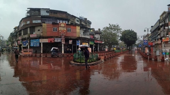 A deserted Fatehpuri market in Chandni Chowk during the weekend curfew on Saturday. (Ajay Aggarwal /HT PHOTO)