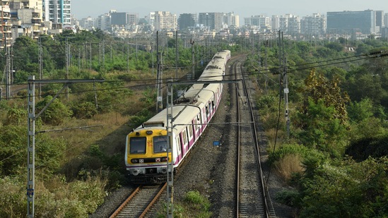 The Southern Railway also warned of collecting <span class='webrupee'>₹</span>500 as a fine from a passenger who is found not wearing a face mask on the premises.(HT)