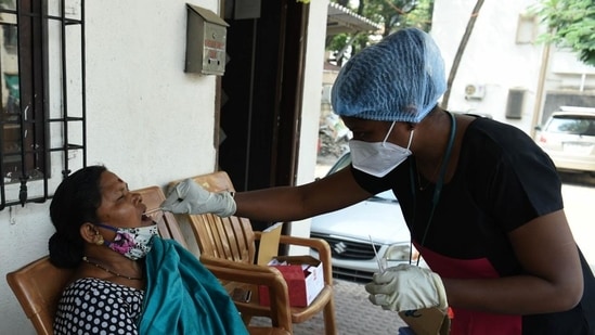 The centre informed that it is mandatory to complete home isolation for 7 days for people with minimum or no symptoms of covid.(Hindustan Times)