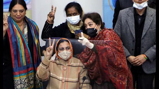 BJP councillor Sarabjit Kaur with Bharatiya Janata Party (BJP) MP Kirron Kher and others after winning the mayoral election on Saturday. (ANI)