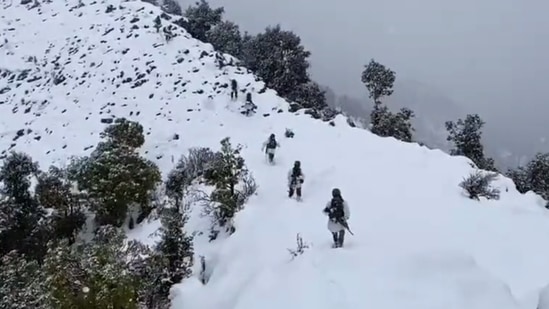 Indian soldiers patrolling the border in extreme cold. Indian soldiers patrolling the border in extreme cold.