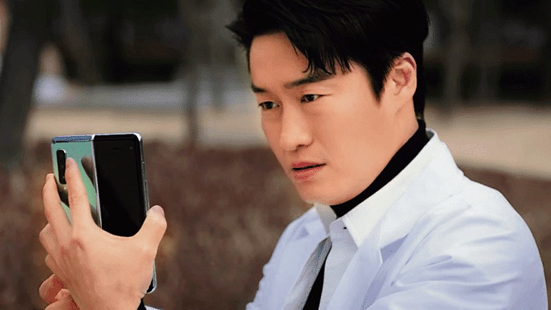 As durability and price remain concerns, the marketing blitz has begun. Above, the protagonist of the Korean drama Hi Bye, Mama! with his Samsung Galaxy Z Fold. As durability and price remain concerns, the marketing blitz has begun. Above, the protagonist of the Korean drama Hi Bye, Mama! with his Samsung Galaxy Z Fold.