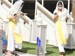 Rakul Preet Singh celebrated the auspicious occasion of Guru Gobind Singh Jayanti today, January 9, by visiting a Gurudwara in Mumbai. Shutterbugs captured the actor coming out of the Gurudwara after offering her prayers and seeking blessings. The birth anniversary of Guru Gobind Singh Ji is observed with much pomp around the world by the devotees.(HT Photo/Varinder Chawla)