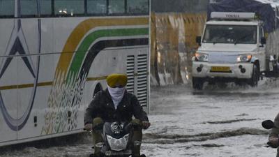 Vehicles wade through water logging Road after rain at Bhai Bala Chowk in Ludhiana on January 08, 2022. (Harsimar Pal Singh/HT) Vehicles wade through water logging Road after rain at Bhai Bala Chowk in Ludhiana on January 08, 2022. (Harsimar Pal Singh/HT)