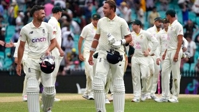 James Anderson and Stuart Broad at the end of the 4th Ashes Test in Sydney,&nbsp; (AP)