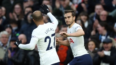 &nbsp;Tottenham Hotspur's Harry Winks celebrates scoring their first goal with Lucas Moura Action&nbsp; (Action Images via Reuters)