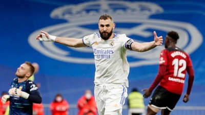 Real Madrid's Karim Benzema celebrates scoring their first goal. (REUTERS)