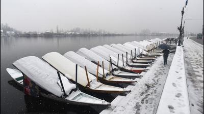 A row of shikaras covered in snow in Srinagar on Saturday. (Waseem Andrabi/Hindustan Times) A row of shikaras covered in snow in Srinagar on Saturday. (Waseem Andrabi/Hindustan Times)