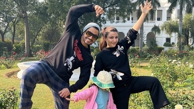 Kunal, Soha, and Inaaya goofing around in a pic posted by Kunal on social media.
