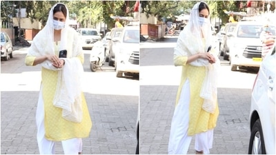 A white zari dupatta featuring chikankari embroidery all over rounded off the look. Rakul draped it around her head to go inside the Gurudwara and offer prayers. A pair of black sandals and rings rounded off Rakul's look. (HT Photo/Varinder Chawla) A white zari dupatta featuring chikankari embroidery all over rounded off the look. Rakul draped it around her head to go inside the Gurudwara and offer prayers. A pair of black sandals and rings rounded off Rakul's look. (HT Photo/Varinder Chawla)