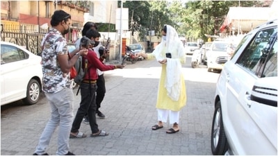 Moreover, the paparazzi also captured Rakul offering prasad to the photographers, who were present outside the Gurudwara before she got inside her car. (HT Photo/Varinder Chawla) Moreover, the paparazzi also captured Rakul offering prasad to the photographers, who were present outside the Gurudwara before she got inside her car. (HT Photo/Varinder Chawla)