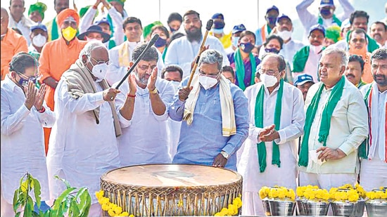 Congree leaders during the inauguration of the 10-day ‘padaytra’ from Mekedatu to Bengaluru to demand the implemention of Mekedatu project. (PTI)