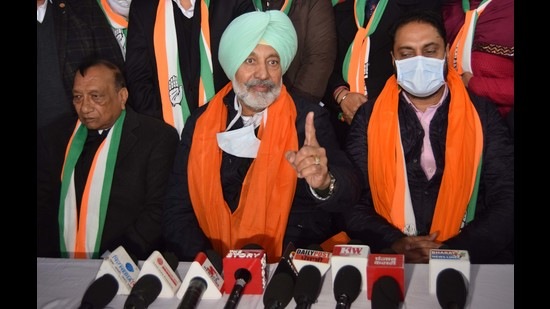 Sitting Congress MLA Balbir Singh Sidhu, who has won the seat three times in a row since 2007, is once again eyeing the ticket from Mohali. Leaders of almost all political parties are leaving no stone unturned to woo voters for the upcoming assembly polls. (HT Photo)