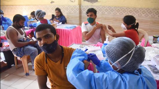 Health workers inoculate beneficiaries, Mumbai, October 13, 2021 (Vijay Bate/HT Photo)