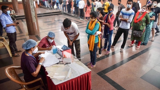 WHO published in a note on Omicron that it is possible to get affected for the second time. It can also affect covid-recovered people. People who are not vaccinated, are at more risk to get the virus.(PTI)