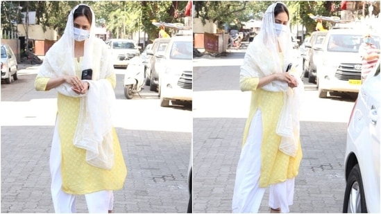 A white zari dupatta featuring chikankari embroidery all over rounded off the look. Rakul draped it around her head to go inside the Gurudwara and offer prayers. A pair of black sandals and rings rounded off Rakul's look.(HT Photo/Varinder Chawla)