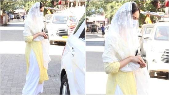 Rakul came to Gurudwara on the occasion of Prakash Parv, dressed in a simple and elegant ethnic ensemble. The actor chose a pastel yellow and white suit set and wore a face mask to keep herself safe amid the rising numbers of Covid-19 cases and to follow safety guidelines.(HT Photo/Varinder Chawla)