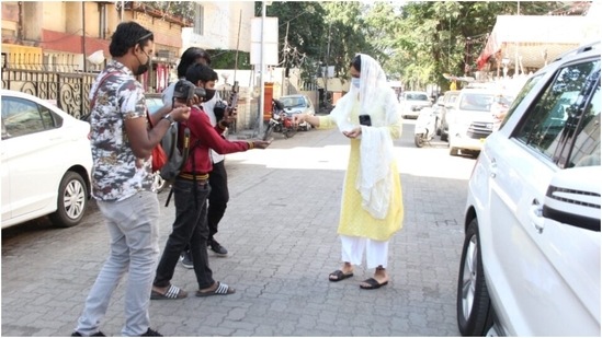 Moreover, the paparazzi also captured Rakul offering prasad to the photographers, who were present outside the Gurudwara before she got inside her car.(HT Photo/Varinder Chawla)