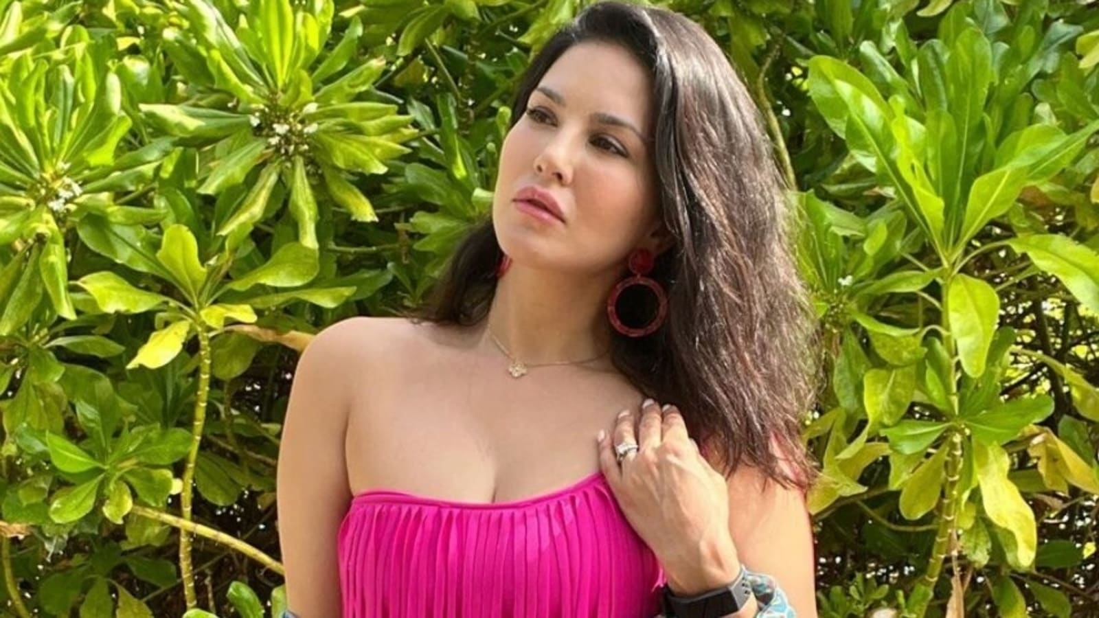 Sunye Leoun Xxxxx Video Hd - Sunny Leone in stunning bikinis enjoys a dip in the sea at Maldives: Pics,  video | Fashion Trends - Hindustan Times