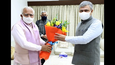 Haryana chief minister Manohar Lal Khattar meeting Union railways minister Ashwini Vaishnaw at Haryana Bhawan in New Delhi on Monday. (ANI)