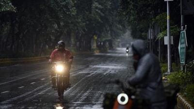 A cold and rainy morning in New Delhi on Sunday. (Sanjeev Verma/HT PHOTO)
