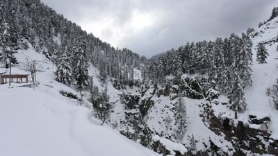 Qazigund, the gateway town to the valley, recorded a minimum of 0.6 degrees Celsius, while the nearby south Kashmir town of Kokernag recorded a low of minus 1.7 degrees Celsius. (HT Photo/Waseem Andrabi )