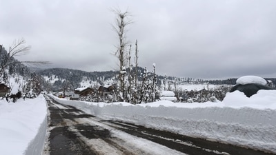 Gulmarg tourist resort recorded a low of minus 10 degrees Celsius for the second consecutive night, MET officials said. (HT Photo/Waseem Andrabi )