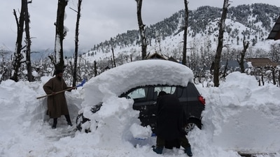 'Chilla-i-Kalan' is a period when a cold wave grips the region and the temperature drops considerably leading to the freezing of water bodies including the famous Dal Lake here as well as the water supply lines in several parts of the valley. (HT Photo/Waseem Andrabi )