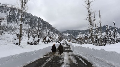 Pahalgam in south Kashmir Anantnag district recorded a low of minus 2.6 degrees Celsius, officials said. (HT Photo/Waseem Andrabi)