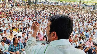 Rashtriya Lok Dal leader Jayant Chaudhary at a mahapanchayat during the farmers’ agitation in the months leading up to the Uttar Pradesh assembly polls. (HT FILE PHOTO)