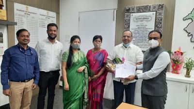 Pune district collector Rajesh Deshmukh (Extreme right) felicitating Chandrakant Gangaram Kolte and Smita Kolte after they gave their land for project. (HT PHOTO) Pune district collector Rajesh Deshmukh (Extreme right) felicitating Chandrakant Gangaram Kolte and Smita Kolte after they gave their land for project. (HT PHOTO)