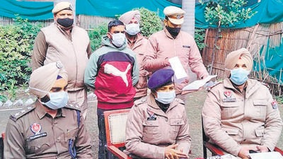 The confectioner in the custody of Ludhiana police for his wife’s murder. (HT Photo) The confectioner in the custody of Ludhiana police for his wife’s murder. (HT Photo)