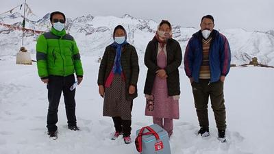 A team of health workers at a snow-bound region to administer Covid vaccine to beneficiaries. (HT Photo) A team of health workers at a snow-bound region to administer Covid vaccine to beneficiaries. (HT Photo)