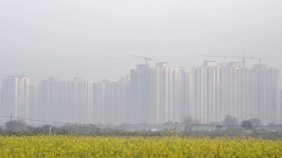 A view of skyscrapers blanketed in smog amid rising air pollution, in Greater Noida. (Photo by Sunil Ghosh / Hindustan Times) A view of skyscrapers blanketed in smog amid rising air pollution, in Greater Noida. (Photo by Sunil Ghosh / Hindustan Times)