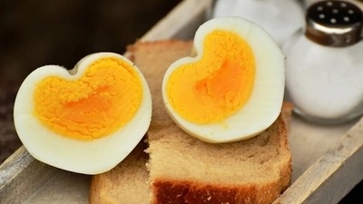 Energy production: Eggs contain all the nutrients that the body needs to produce energy. Studies have found that eating eggs for breakfast can make you full by keeping energy levels higher, boosting metabolic activity, increasing the levels of a hormone that helps you feel satisfied after eating, delaying the rate at which food leaves the stomach. (Pixabay) Energy production: Eggs contain all the nutrients that the body needs to produce energy. Studies have found that eating eggs for breakfast can make you full by keeping energy levels higher, boosting metabolic activity, increasing the levels of a hormone that helps you feel satisfied after eating, delaying the rate at which food leaves the stomach. (Pixabay)