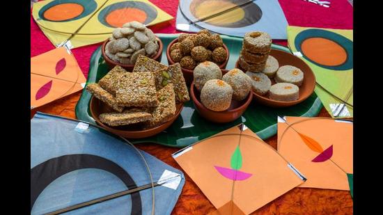 Rewri, Tilgul, Til ke laddu, Til Bhugga, Chikki, Til baati are prepared with jaggery and sesame seeds.  (Shutterstock)