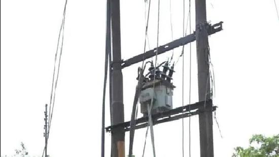The Amritsar man was electrocuted to death, as he was removing a political hoarding, which accidentally touched overhead high-tension wires. (HT FILE PHOTO)