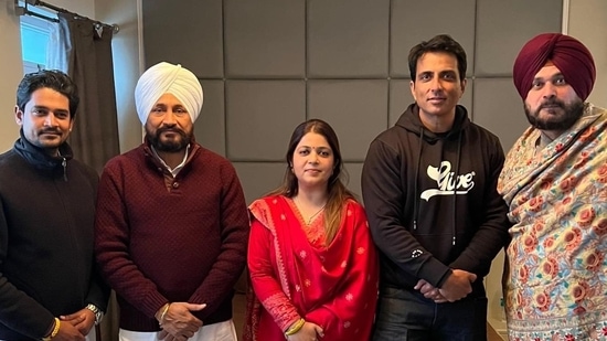 Malvika Sood with Punjab CM Charanjit Singh Channi, Congress president Navjot Singh Sidhu and actor Sonu Sood. (Twitter@sherryontopp)