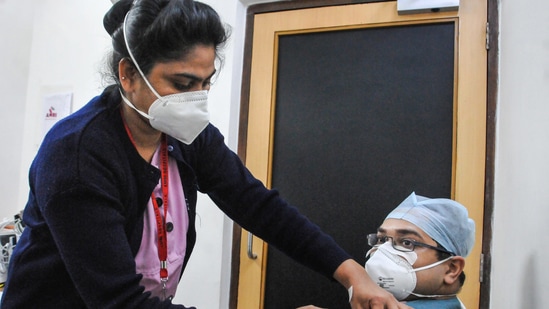 A health worker administering Covid-19 vaccine.(PTI) A health worker administering Covid-19 vaccine.(PTI)