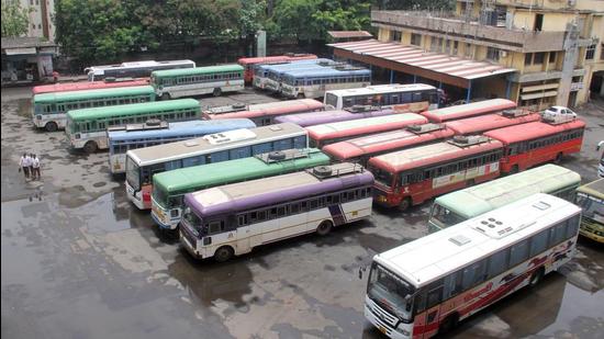 In the MSRTC Pune division, a total of 1,300 employees out of the 4,200 have resumed work. Whereas show cause notices to 69 workers have been sent and after three rounds of inquiry hearing, they would be dismissed from work if they don’t join back duty. The (HT PHOTO)