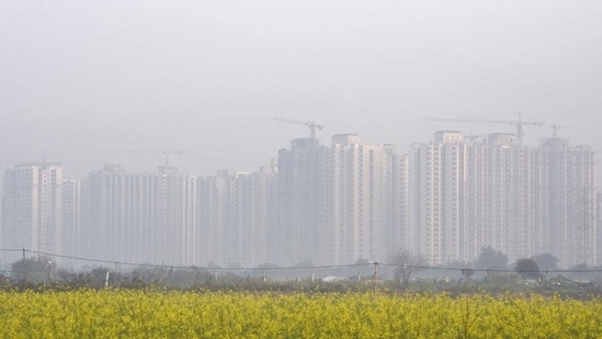 A view of skyscrapers blanketed in smog amid rising air pollution, in Greater Noida. (Photo by Sunil Ghosh / Hindustan Times) A view of skyscrapers blanketed in smog amid rising air pollution, in Greater Noida. (Photo by Sunil Ghosh / Hindustan Times)