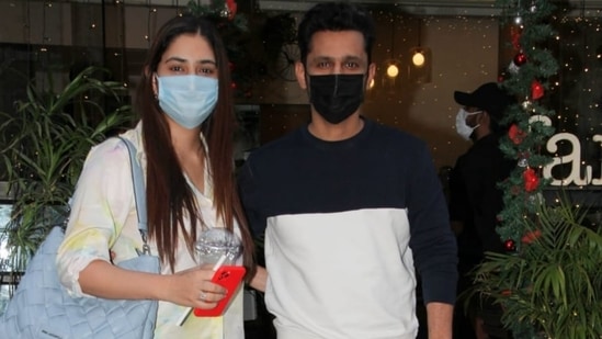 Bade Achhe Lagte Hain actor Disha Parmar and her singer husband Rahul Vaidya enjoyed an outing in Mumbai yesterday evening. Shutterbugs captured the couple coming out of a cafe in Mumbai, and the pictures are going viral on social media. We loved Disha's chic look for the outing, and Rahul complemented her in a dapper ensemble.(HT Photo/Varinder Chawla)