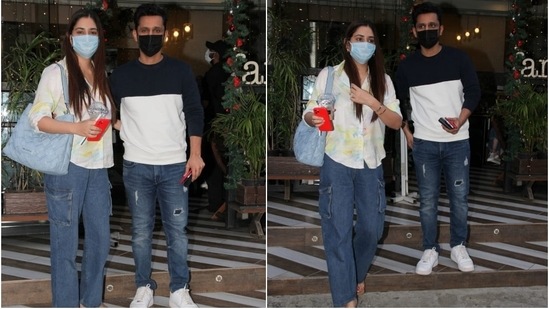 Disha teamed the shirt with a high waisted light blue denim. Her boyfriend-style jeans came with flared hem, pockets on the side, and a loose-fitting on top. She accessorised the ensemble with a blue textured shoulder bag and beige quilted peep-toe sandals.(HT Photo/Varinder Chawla)