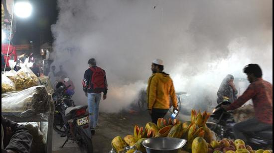 Municipal workers fumigating an area against dengue in New Delhi. (Arvind Yadav/HT Archive) Municipal workers fumigating an area against dengue in New Delhi. (Arvind Yadav/HT Archive)