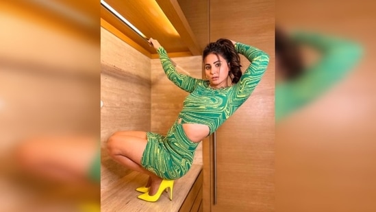 imgonline com ua FrameBlurred Hina Khan matched her eyeliner with her outfit and opted for the green eye look with naturally defined brows and glossy nude lips.(Instagram/@realhinakhan)