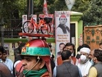 Samajwadi party workers gathering outside party office in Lucknow.(Deepak Gupta/HT Photo)