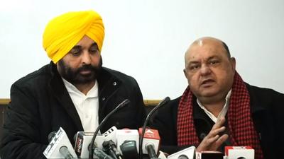 Senior Congress leader and chairman of Punjab Small Industries and Exports Corporation (PSIEC) Gurpreet Gogi joining the Aam Aadmi Party (AAP) in presence of AAP’s Punjab president Bhagwant Mann in Chandigarh on Tuesday. (Source: Twitter)
