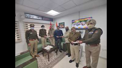 The three Home Guard volunteers who helped a rape victim being honoured by senior Chandigarh Police officials on Tuesday. (HT Photo)