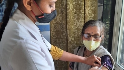 An elderly takes booster dose in Pune, on Tuesday. (HT) An elderly takes booster dose in Pune, on Tuesday. (HT)