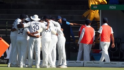 Cricket - Third Test - South Africa v India - Newlands Cricket Ground, Cape Town, South Africa - January 11, 2022 India prepare to bowl REUTERS/Sumaya Hisham (REUTERS)